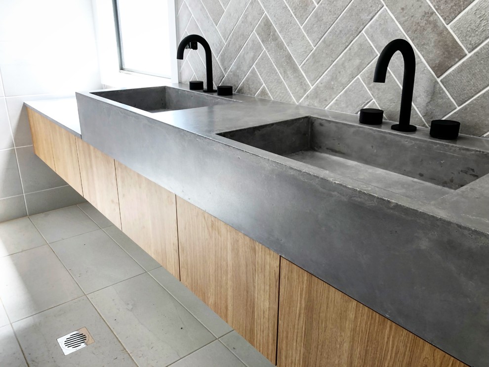 Esempio di una stanza da bagno padronale minimalista di medie dimensioni con ante lisce, ante in legno chiaro, piastrelle grigie, piastrelle in ceramica, pavimento con piastrelle in ceramica, top in cemento, pavimento grigio e top grigio