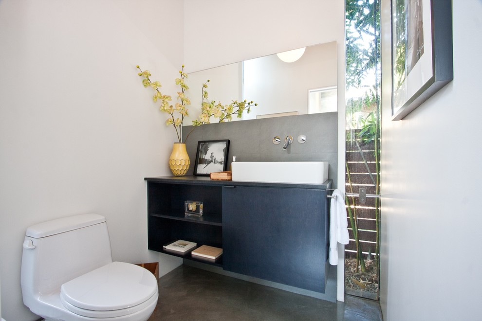 На фото: маленькая ванная комната в современном стиле с плоскими фасадами, черными фасадами, серой плиткой, каменной плиткой, белыми стенами, бетонным полом, душевой кабиной, серым полом и черной столешницей для на участке и в саду