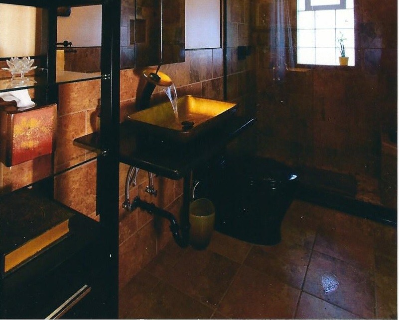 Cette photo montre une salle d'eau moderne de taille moyenne avec une vasque, un placard en trompe-l'oeil, des portes de placard noires, un plan de toilette en granite, une douche ouverte, WC à poser, un carrelage multicolore, des carreaux de céramique, un mur jaune et un sol en carrelage de céramique.
