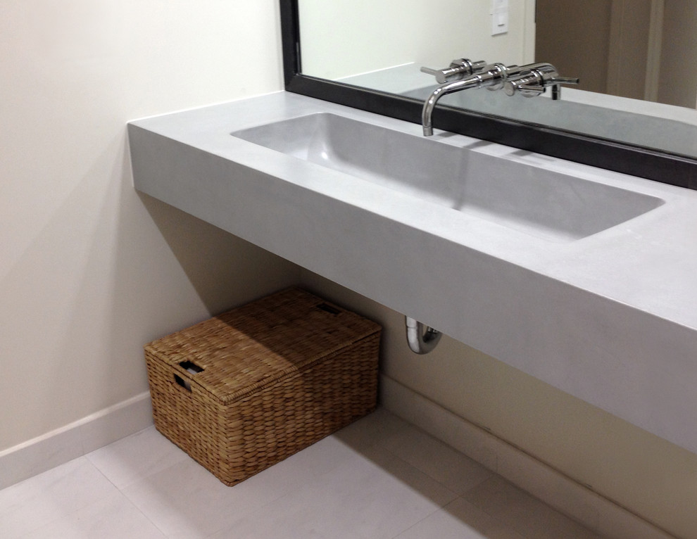 Imagen de cuarto de baño contemporáneo con lavabo suspendido y encimera de cemento