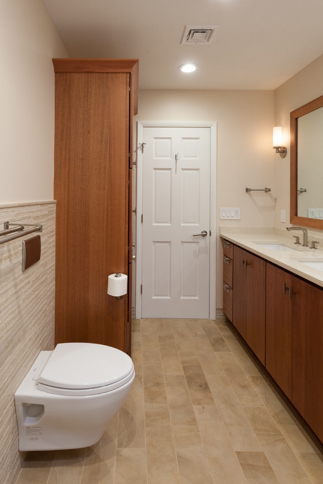 Exemple d'une grande salle de bain principale asiatique en bois brun avec un lavabo encastré, un placard à porte plane, un plan de toilette en marbre, une douche ouverte, WC suspendus, un carrelage beige, des carreaux de céramique, un mur beige et un sol en carrelage de céramique.