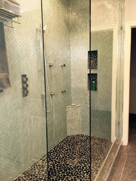 Diseño de cuarto de baño principal moderno de tamaño medio con ducha empotrada y suelo de baldosas tipo guijarro
