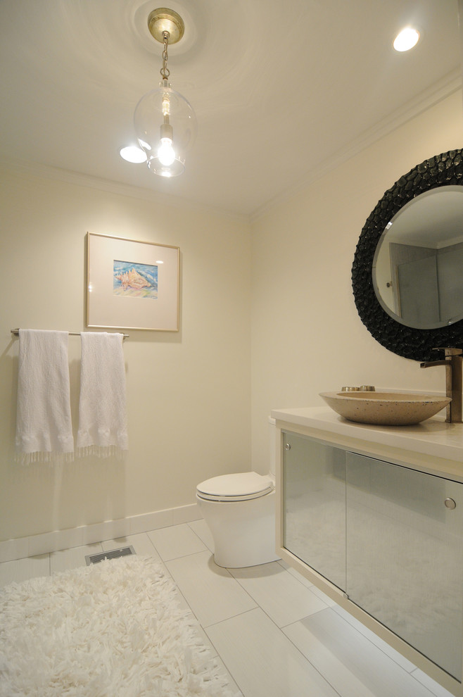 Eklektisk inredning av ett mellanstort en-suite badrum, med släta luckor, vita skåp, bänkskiva i betong, vit kakel, vita väggar och klinkergolv i keramik
