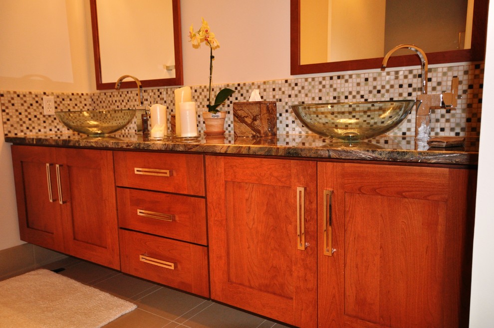 Cette image montre une salle de bain principale asiatique en bois brun de taille moyenne avec un carrelage multicolore, un mur beige, une vasque, un placard à porte shaker, mosaïque et un plan de toilette en granite.