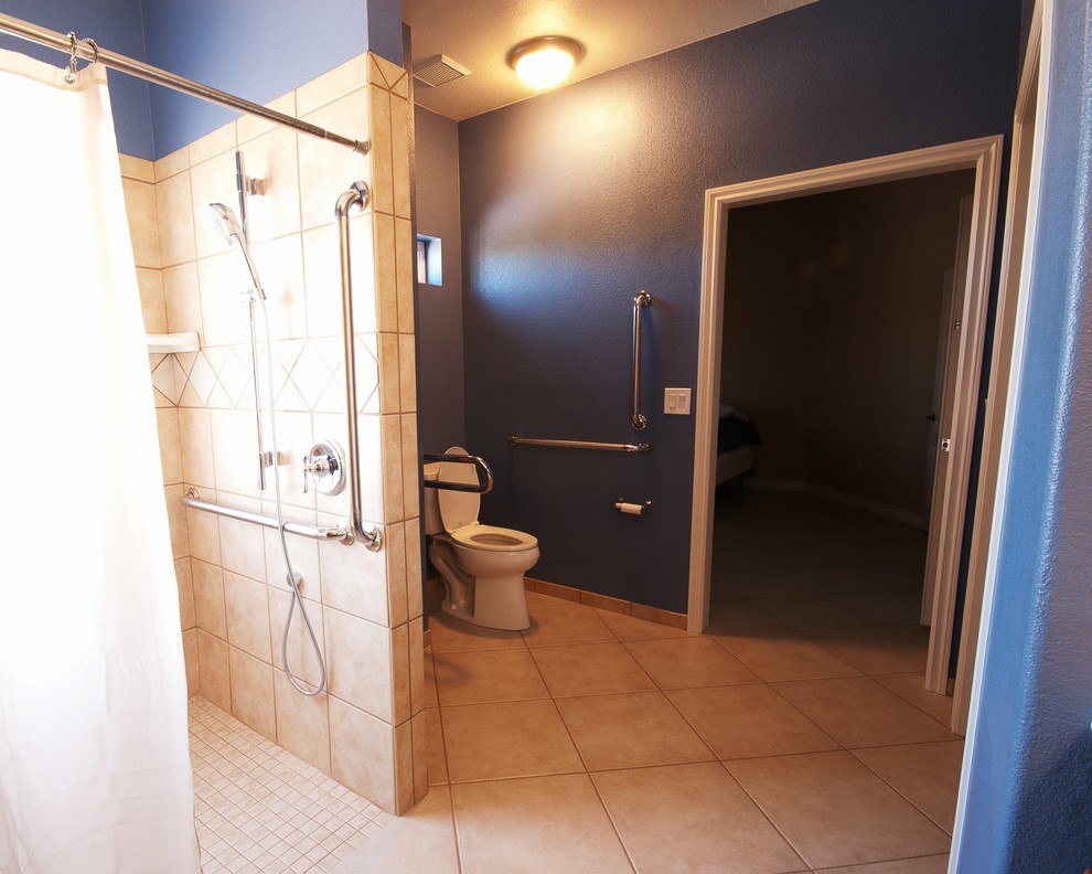Mittelgroßes Klassisches Badezimmer En Suite mit bodengleicher Dusche, Wandtoilette mit Spülkasten, Porzellanfliesen, blauer Wandfarbe und Porzellan-Bodenfliesen in Las Vegas