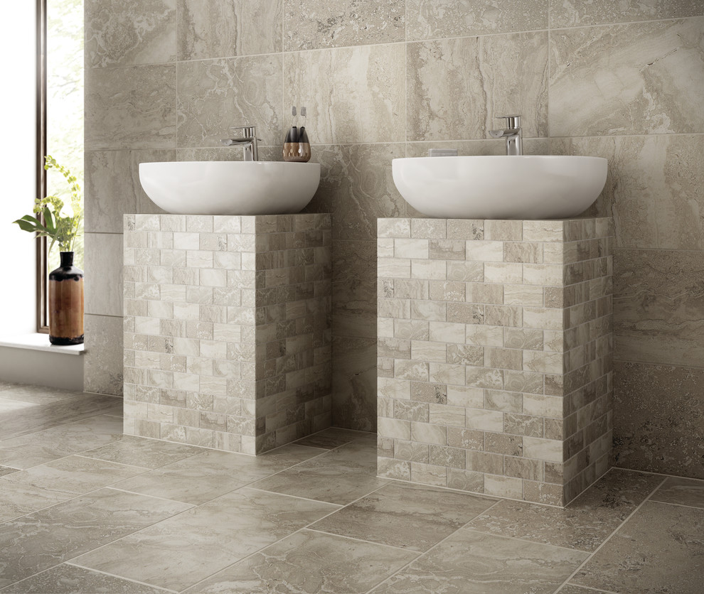 Réalisation d'une salle de bain principale tradition de taille moyenne avec un carrelage marron, un carrelage blanc, un carrelage de pierre, un mur beige, un sol en vinyl, une vasque et un plan de toilette en carrelage.