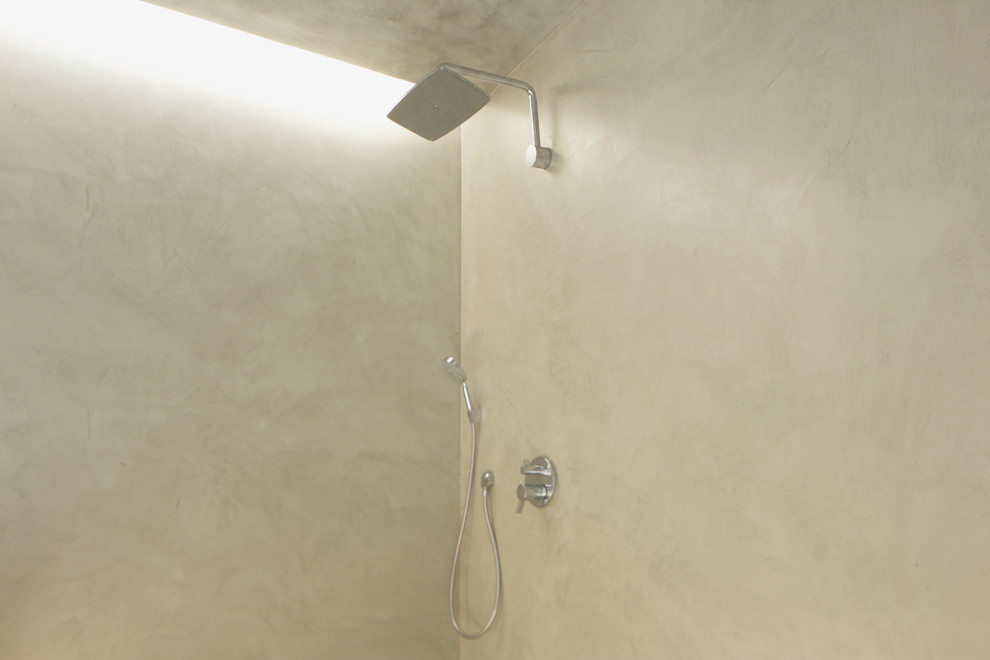 Источник вдохновения для домашнего уюта: ванная комната в современном стиле с угловым душем, серыми стенами, бетонным полом, монолитной раковиной, столешницей из бетона и открытым душем