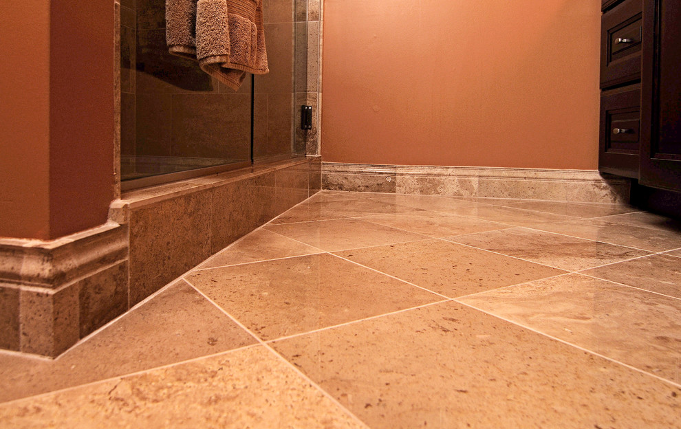 Exempel på ett stort klassiskt en-suite badrum, med ett undermonterad handfat, luckor med upphöjd panel, skåp i mörkt trä, granitbänkskiva, en hörndusch, en toalettstol med separat cisternkåpa, beige kakel, stenkakel, orange väggar och travertin golv