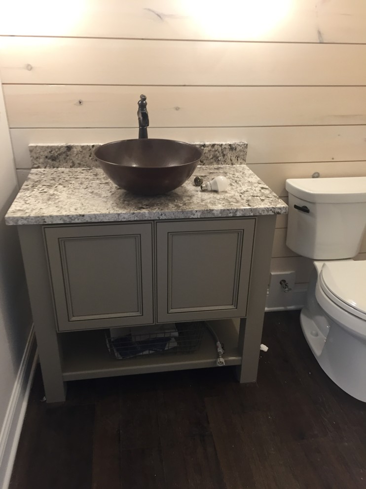Foto på ett mellanstort vintage en-suite badrum, med luckor med infälld panel, vita skåp, en öppen dusch, grå kakel, porslinskakel, blå väggar, klinkergolv i porslin, ett integrerad handfat, marmorbänkskiva och grått golv