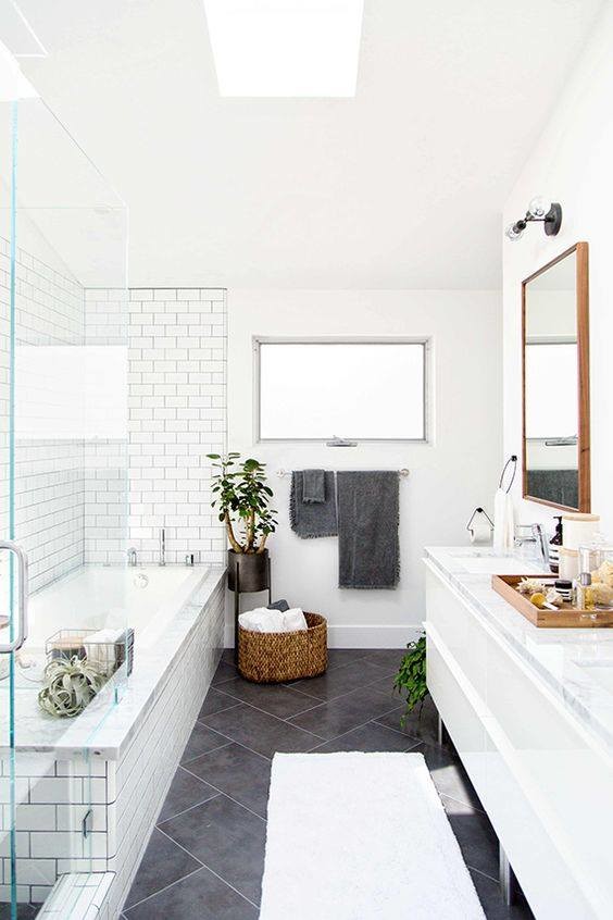 Inspiration för ett minimalistiskt badrum, med släta luckor, vita skåp, ett badkar i en alkov, en hörndusch, vit kakel, tunnelbanekakel, vita väggar, skiffergolv, ett undermonterad handfat, marmorbänkskiva, grått golv och dusch med gångjärnsdörr