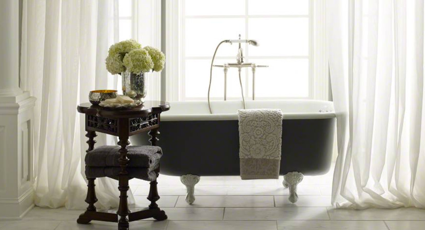 Ispirazione per una stanza da bagno vittoriana con vasca con piedi a zampa di leone, pavimento bianco e pavimento in vinile