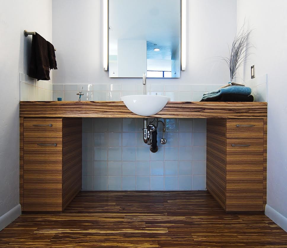 Ispirazione per una stanza da bagno minimal con ante lisce, ante in legno scuro, piastrelle bianche, piastrelle in gres porcellanato, pavimento in bambù e top in legno
