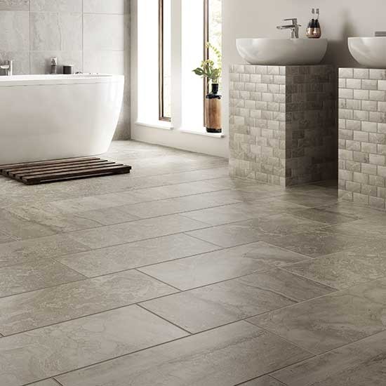 Foto di una stanza da bagno padronale design di medie dimensioni con lavabo sospeso, vasca freestanding, piastrelle grigie, piastrelle in ceramica e pareti grigie
