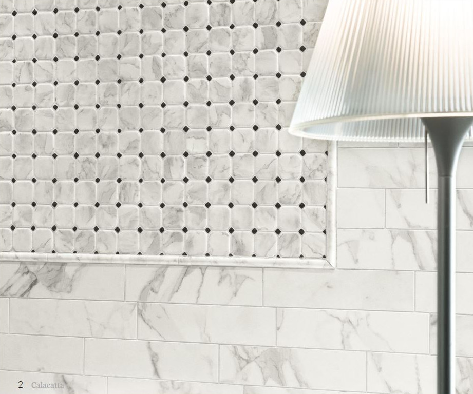 Ispirazione per una grande stanza da bagno padronale minimalista con ante bianche, vasca freestanding, piastrelle bianche, pareti bianche, pavimento in legno massello medio e pavimento beige