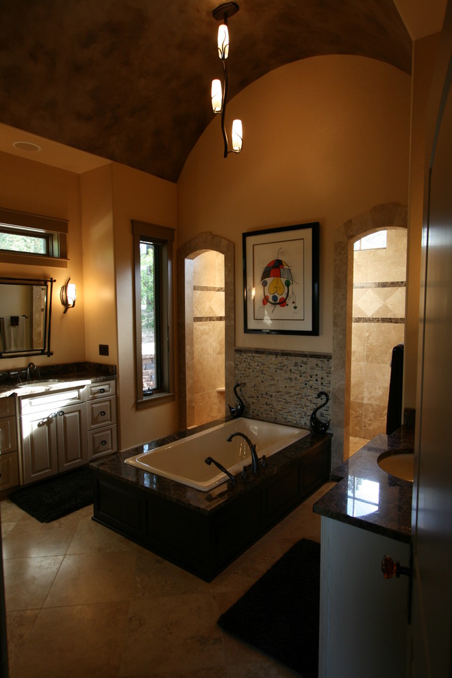 Источник вдохновения для домашнего уюта: главная ванная комната среднего размера в стиле модернизм с фасадами с выступающей филенкой, белыми фасадами, накладной ванной, открытым душем, бежевыми стенами, врезной раковиной и открытым душем