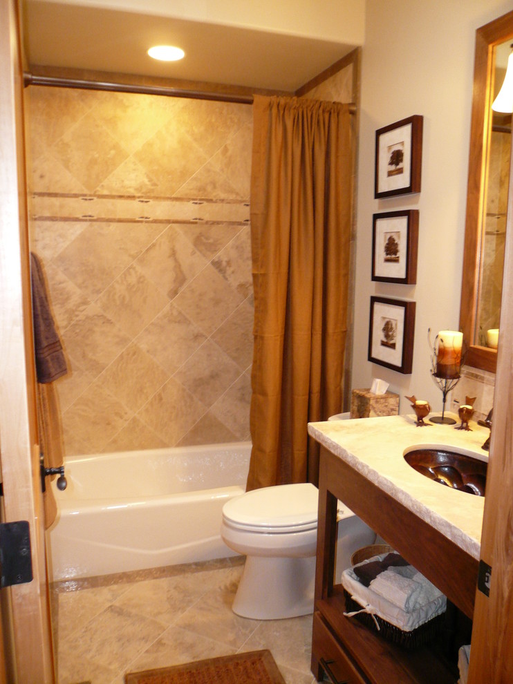 Ejemplo de cuarto de baño moderno de tamaño medio con bañera empotrada, combinación de ducha y bañera, sanitario de dos piezas, baldosas y/o azulejos beige, paredes beige, lavabo bajoencimera y ducha con cortina