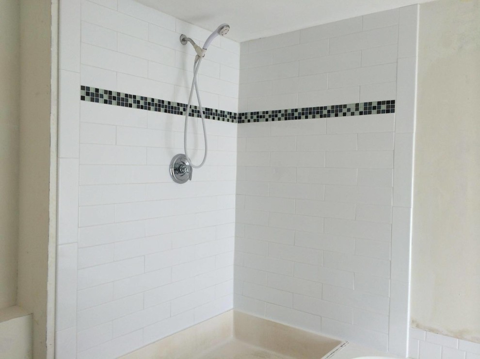 Ispirazione per un'ampia stanza da bagno padronale minimalista con top piastrellato, doccia ad angolo, piastrelle bianche e piastrelle in ceramica