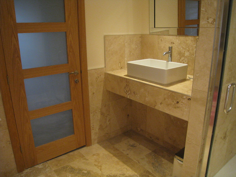Imagen de cuarto de baño de tamaño medio con baldosas y/o azulejos beige, baldosas y/o azulejos de piedra, paredes beige y suelo de travertino