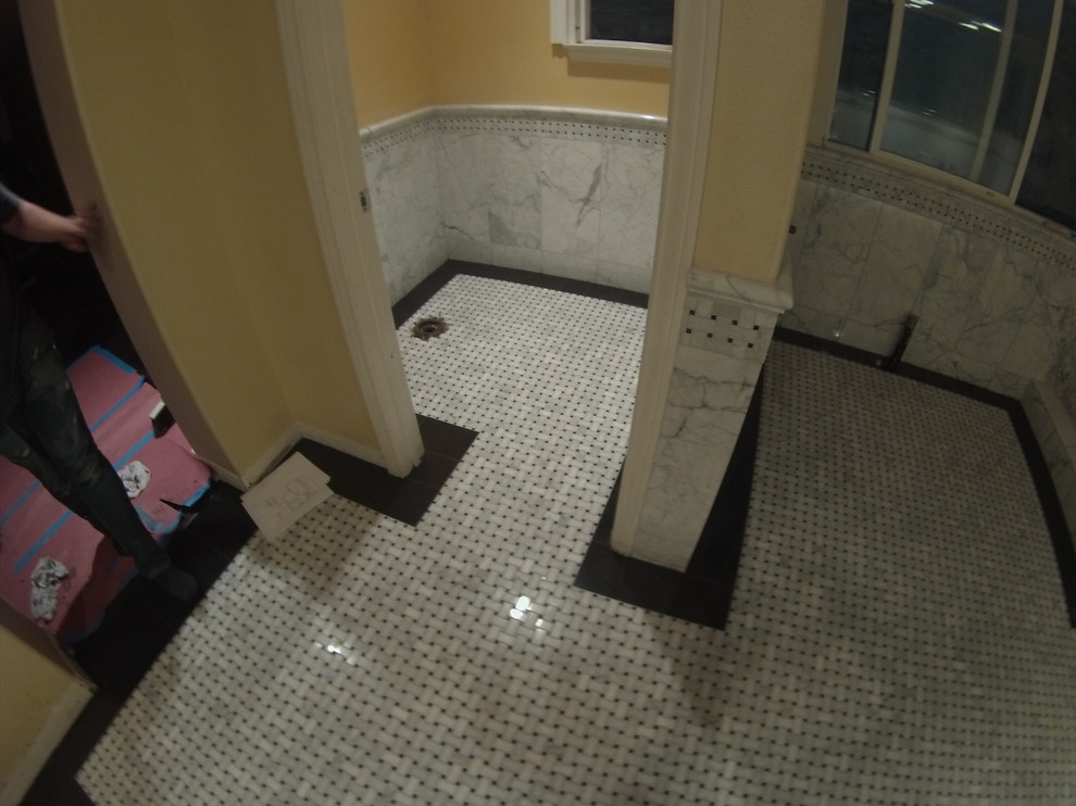 На фото: маленькая главная ванная комната в стиле кантри с угловым душем, белой плиткой, плиткой мозаикой и мраморным полом для на участке и в саду с