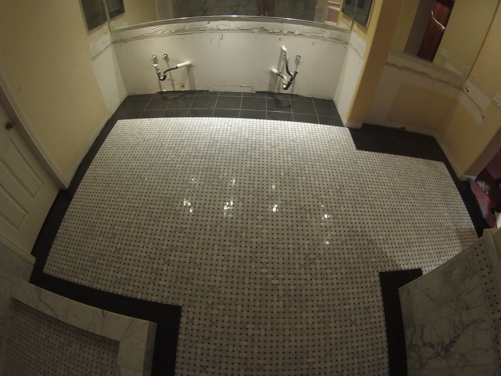 Kleines Rustikales Badezimmer En Suite mit Eckdusche, weißen Fliesen, Mosaikfliesen und Marmorboden in Orange County