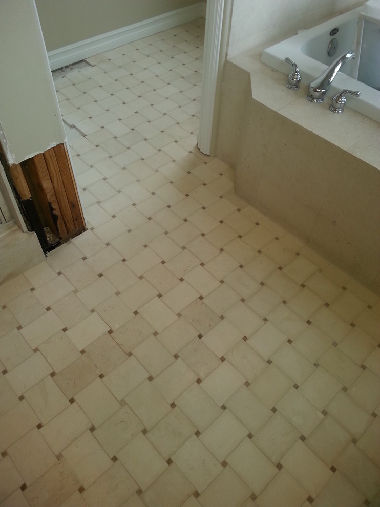 Foto di una piccola stanza da bagno con doccia minimal con piastrelle beige, piastrelle a mosaico e pavimento in travertino