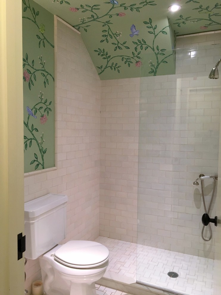 Inredning av ett shabby chic-inspirerat mellanstort badrum med dusch, med en dusch i en alkov, en toalettstol med separat cisternkåpa, grå kakel, vit kakel, tunnelbanekakel, flerfärgade väggar, klinkergolv i keramik, grått golv och med dusch som är öppen