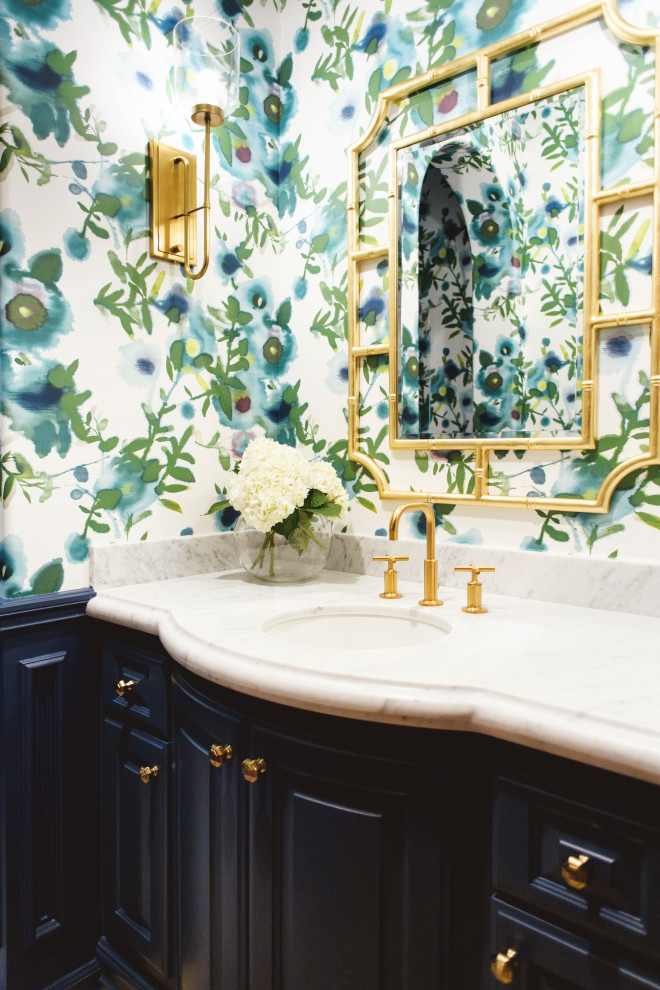 Esempio di una grande stanza da bagno con doccia tropicale con consolle stile comò, ante blu, pareti multicolore, pavimento in gres porcellanato, lavabo sottopiano, top in marmo, pavimento beige e top grigio