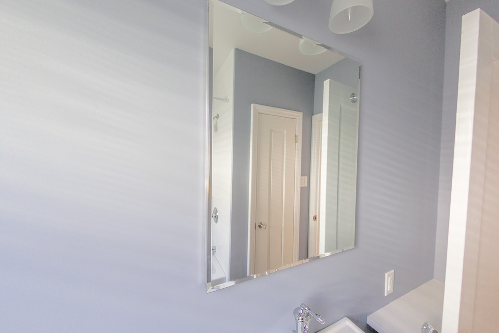 Exempel på ett litet modernt badrum, med ett nedsänkt handfat, luckor med infälld panel, grå skåp, bänkskiva i akrylsten, ett badkar i en alkov, en dusch i en alkov, en toalettstol med hel cisternkåpa, vit kakel, porslinskakel, grå väggar och klinkergolv i porslin