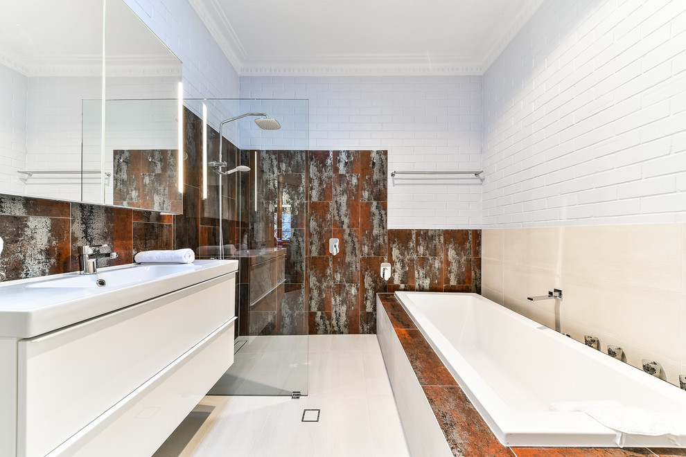 Modernes Badezimmer mit flächenbündigen Schrankfronten, weißen Schränken, Einbaubadewanne, offener Dusche, braunen Fliesen, weißen Fliesen, Metrofliesen, integriertem Waschbecken und offener Dusche in Perth