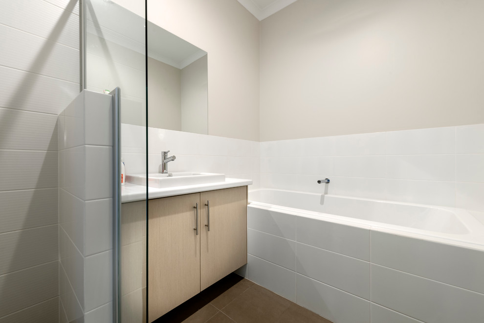 Kleines Modernes Badezimmer mit hellen Holzschränken, Badewanne in Nische, Eckdusche, weißen Fliesen, Keramikfliesen und beiger Wandfarbe in Perth