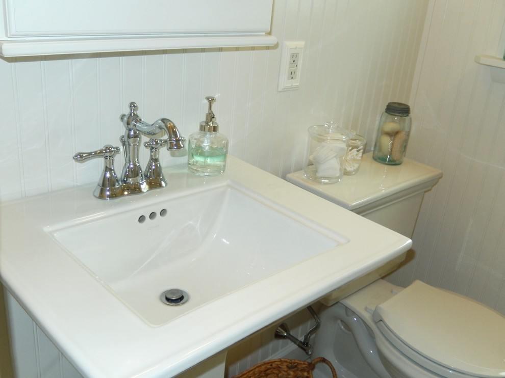 На фото: ванная комната среднего размера в морском стиле с раковиной с пьедесталом, душем в нише, раздельным унитазом, белой плиткой, керамической плиткой, синими стенами, полом из керамической плитки и душевой кабиной с