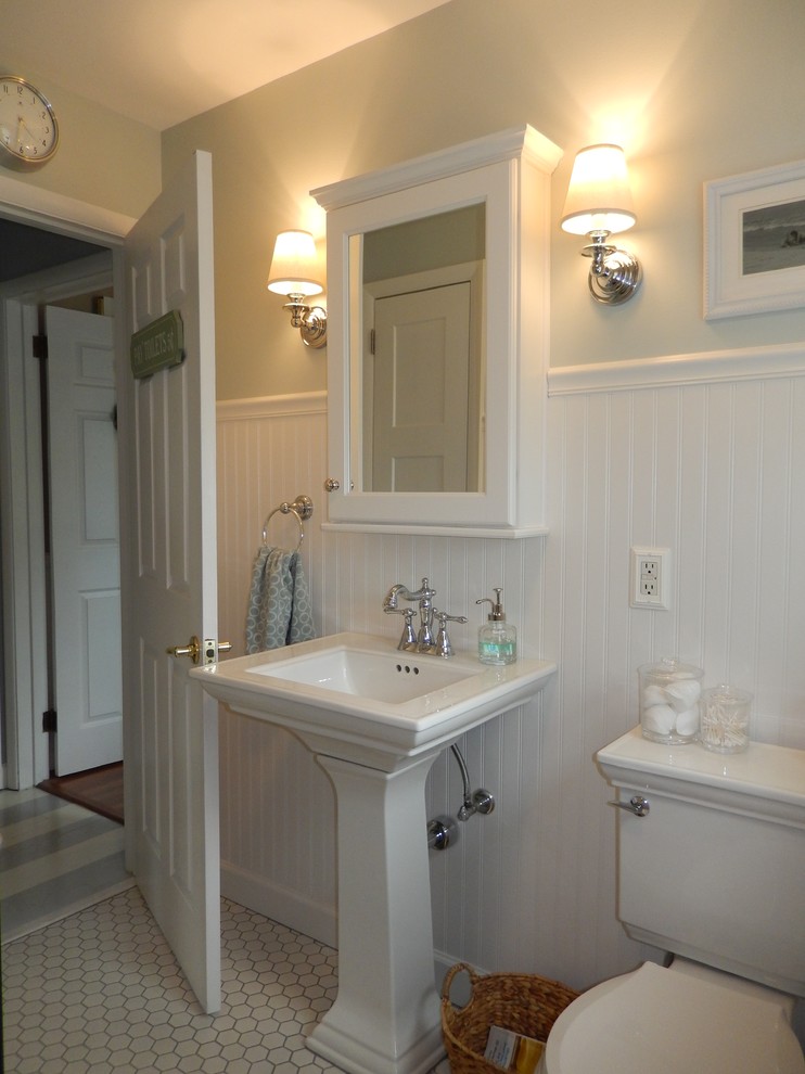 На фото: ванная комната среднего размера в морском стиле с раковиной с пьедесталом, душем в нише, раздельным унитазом, белой плиткой, керамической плиткой, синими стенами, полом из керамической плитки и душевой кабиной