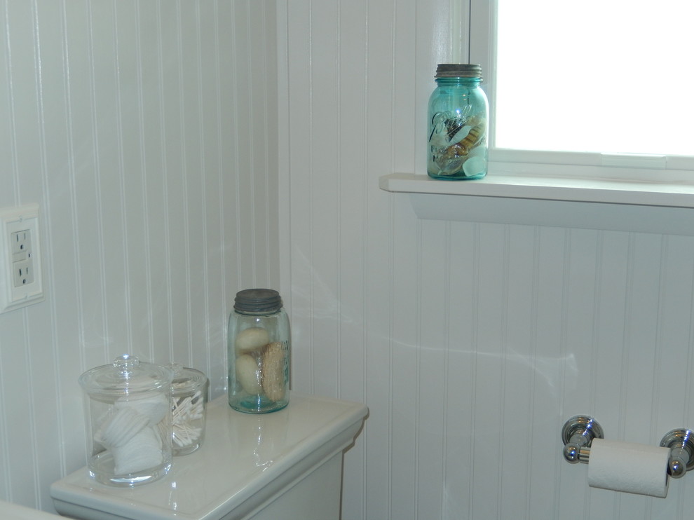 Esempio di una stanza da bagno con doccia stile marino di medie dimensioni con lavabo a colonna, doccia alcova, WC a due pezzi, piastrelle bianche, piastrelle in ceramica, pareti blu e pavimento con piastrelle in ceramica