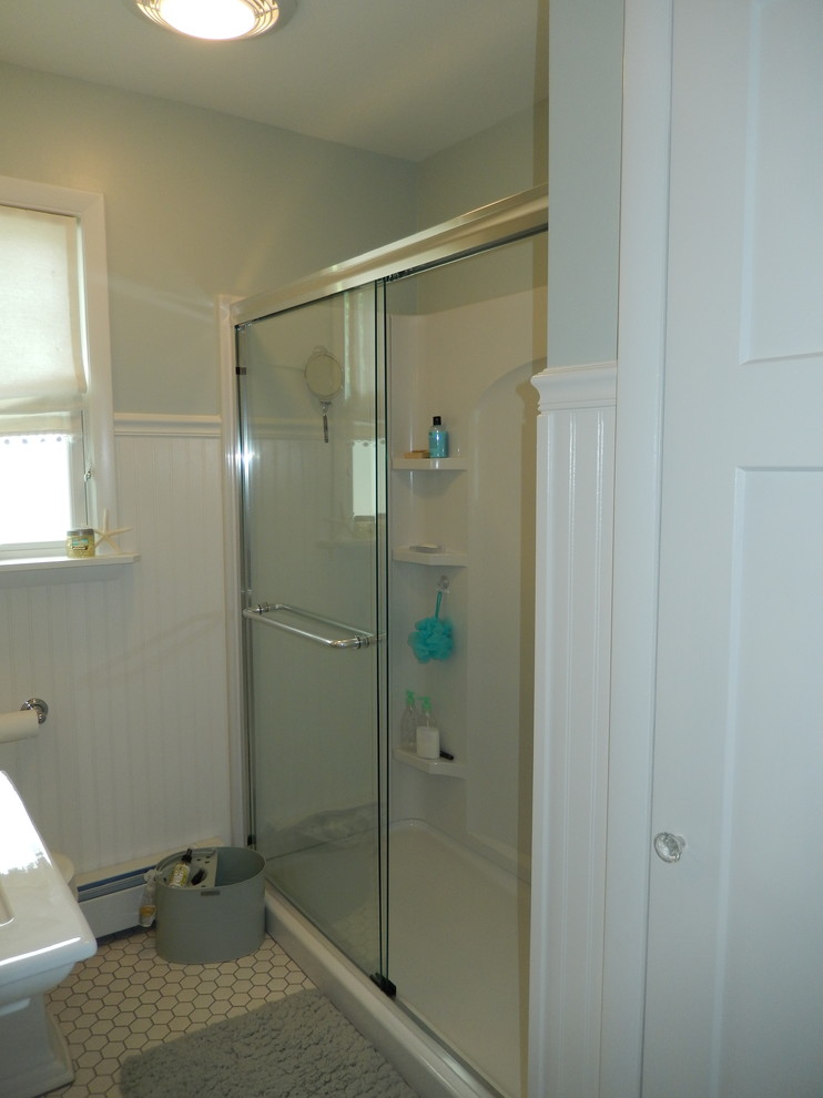Immagine di una stanza da bagno con doccia costiera di medie dimensioni con lavabo a colonna, doccia alcova, WC a due pezzi, piastrelle bianche, piastrelle in ceramica, pareti blu e pavimento con piastrelle in ceramica