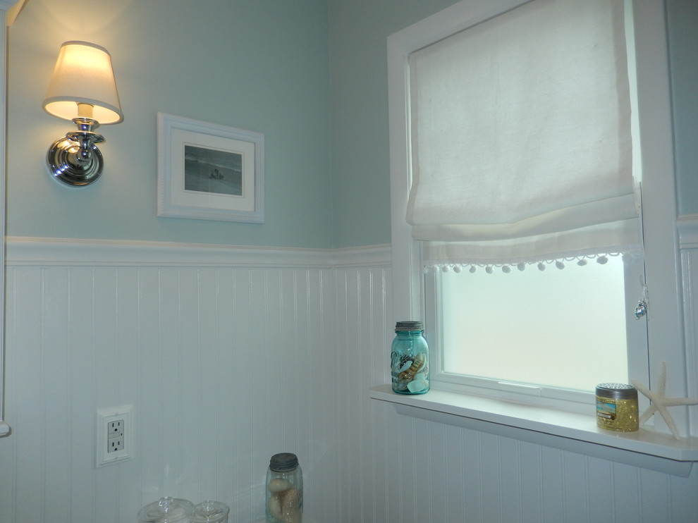 Inspiration för ett mellanstort maritimt badrum med dusch, med ett piedestal handfat, en dusch i en alkov, en toalettstol med separat cisternkåpa, vit kakel, keramikplattor, blå väggar och klinkergolv i keramik