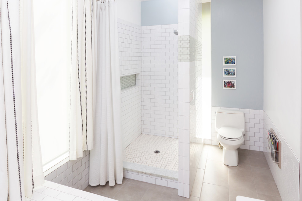 Пример оригинального дизайна: ванная комната в современном стиле с душем в нише, унитазом-моноблоком, белой плиткой, плиткой кабанчик и серыми стенами