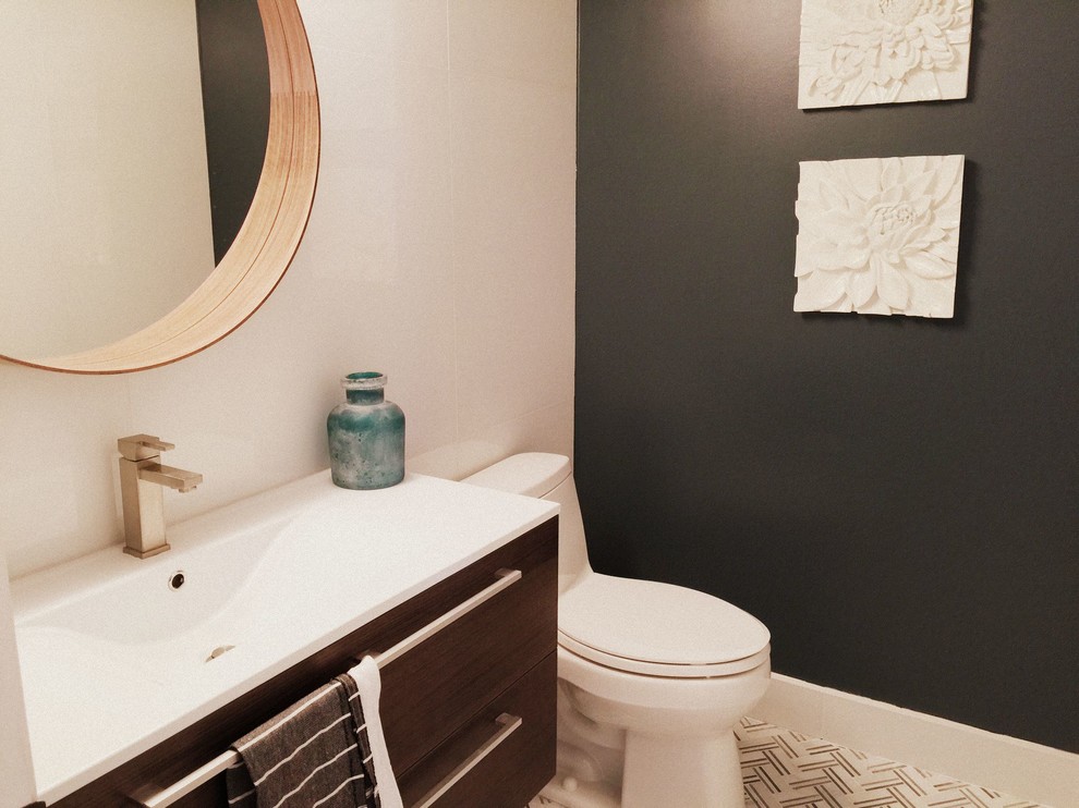 Foto di una piccola stanza da bagno design con lavabo integrato, ante lisce, ante marroni, top in quarzo composito, WC monopezzo, piastrelle bianche, lastra di vetro, pareti blu e pavimento in marmo