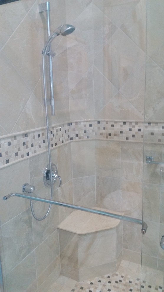 Idee per una stanza da bagno padronale stile marinaro di medie dimensioni con ante in stile shaker, ante beige, doccia alcova, piastrelle in gres porcellanato, pareti blu, top in granito, porta doccia scorrevole e top beige