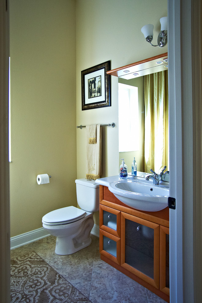 Стильный дизайн: ванная комната среднего размера в классическом стиле с фасадами цвета дерева среднего тона, раздельным унитазом, полом из керамической плитки, накладной раковиной и коричневым полом - последний тренд