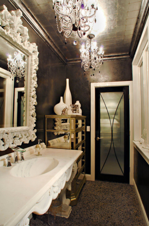 Источник вдохновения для домашнего уюта: ванная комната среднего размера в викторианском стиле с коричневыми стенами, полом из галечной плитки, душевой кабиной, монолитной раковиной, мраморной столешницей и коричневым полом