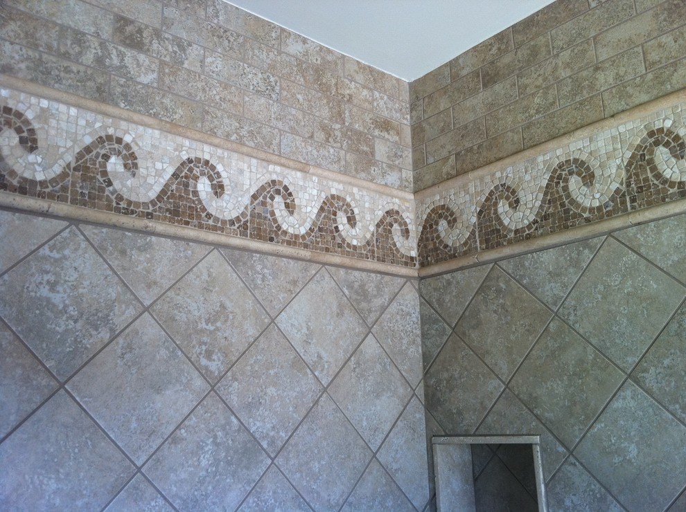 Inspiration för ett stort tropiskt en-suite badrum, med en öppen dusch, beige kakel, keramikplattor, beige väggar och klinkergolv i keramik