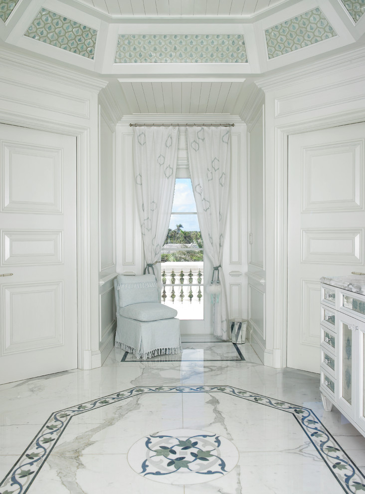 Foto på ett stort medelhavsstil en-suite badrum, med en hörndusch, flerfärgade väggar, klinkergolv i keramik, luckor med infälld panel, vita skåp, marmorbänkskiva och flerfärgad kakel