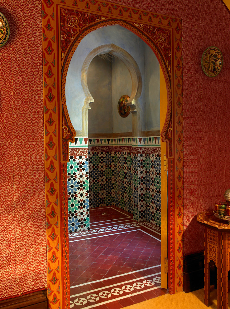 Foto de cuarto de baño principal mediterráneo grande con ducha esquinera, paredes multicolor y suelo de baldosas de cerámica