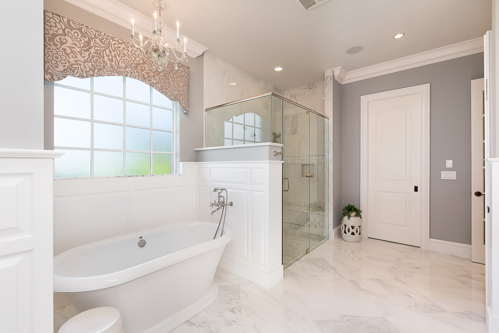 На фото: огромная главная ванная комната в классическом стиле с фасадами с декоративным кантом, отдельно стоящей ванной, открытым душем, белой плиткой, керамической плиткой и полом из керамической плитки с
