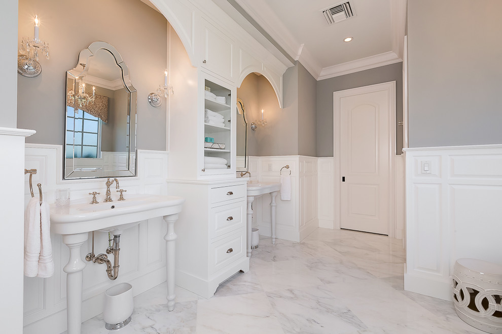 Esempio di un'ampia stanza da bagno padronale tradizionale con lavabo a consolle, ante bianche, piastrelle bianche, piastrelle in ceramica, pareti beige e pavimento con piastrelle in ceramica