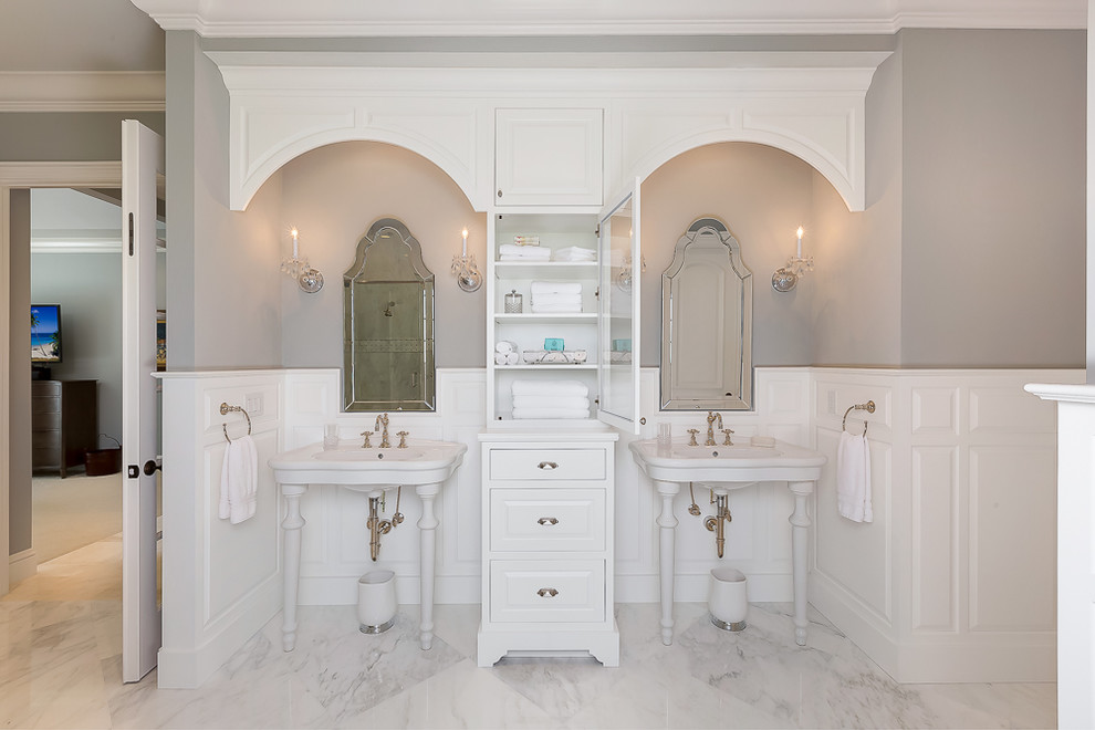 Immagine di un'ampia stanza da bagno padronale chic con lavabo a consolle, ante bianche, piastrelle bianche, piastrelle in ceramica, pareti beige e pavimento con piastrelle in ceramica