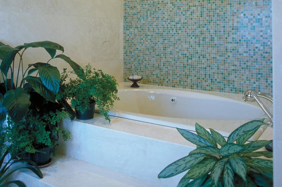 Modernes Badezimmer mit Mosaikfliesen in Chicago