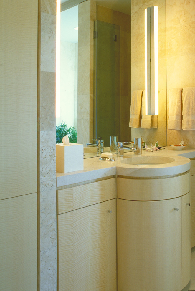 Foto de cuarto de baño actual con armarios con paneles lisos y puertas de armario de madera clara