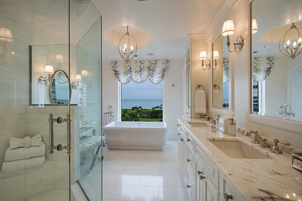 ニューヨークにある広いトラディショナルスタイルのおしゃれな浴室 (アンダーカウンター洗面器、レイズドパネル扉のキャビネット、白いキャビネット、置き型浴槽、コーナー設置型シャワー) の写真
