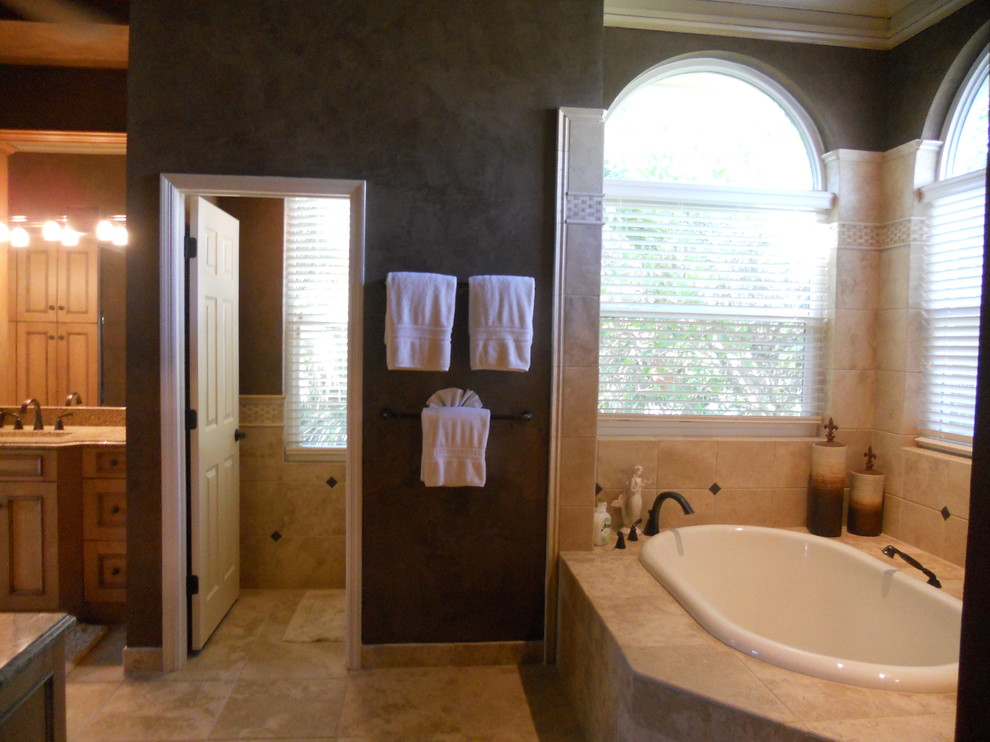 Inspiration pour une douche en alcôve principale traditionnelle de taille moyenne avec des portes de placard blanches, un carrelage beige, un lavabo encastré, un sol beige, un placard avec porte à panneau encastré, une baignoire en alcôve, WC séparés, des carreaux de céramique, un mur beige, un sol en carrelage de céramique, un plan de toilette en granite et une cabine de douche à porte coulissante.